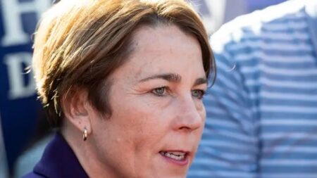 Gobernadora Healey dice que no se garantiza alojamiento en Massachusetts ante avalancha de inmigrantes