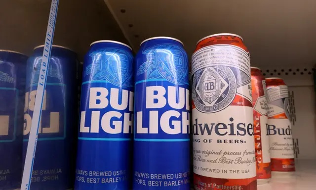 Bud Light, fabricada por Anheuser-Busch, en la estantería de una tienda el 27 de julio de 2023 en Miami, Florida. Anheuser-Busch InBev ha anunciado que despedirá a cientos de empleados corporativos, ya que sus ventas de cerveza Bud Light siguen sufriendo. (Joe Raedle/Getty Images)