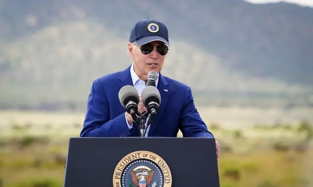 El presidente Joe Biden pronuncia un discurso, promoviendo sus políticas climáticas en el primer aniversario de la Ley de Reducción de la Inflación, en el aeródromo de Red Butte, Arizona, el 8 de agosto de 2023. (Madalina Vasiliu/The Epoch Times)
