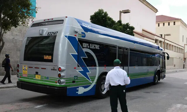Un autobús eléctrico a batería fabricado por Proterra circula por una calle de Miami, Florida, el 2 de febrero de 2023. (Joe Raedle/Getty Images)
