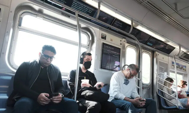Personas, algunas aún con mascarillas, viajan en el metro de Brooklyn, en la ciudad de Nueva York, el 11 de mayo de 2023. (Spencer Platt/Getty Images)
