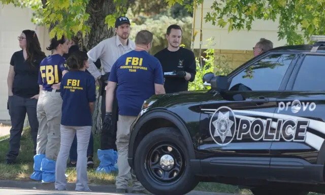 Agentes del FBI y otros agentes del orden frente a la casa de Craig Robertson, en Provo, Utah, el 9 de agosto de 2023. (George Frey/Getty Images)
