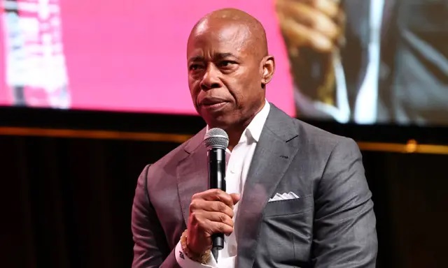 El alcalde de Nueva York, Eric Adams, habla en el escenario durante el Plenario II de la Conferencia de la Liga Nacional Urbana: Estado de la América Negra, en Houston, Texas, el 28 de julio de 2023. (Arturo Holmes/Getty Images para la Liga Urbana Nacional)
