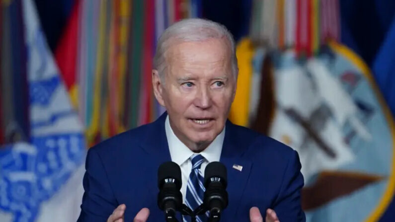 El presidente Joe Biden pronuncia un discurso para conmemorar el primer aniversario de su promulgación de la Ley de Promesa para Abordar los Tóxicos Integrales (PACT) en el Centro Médico del Departamento de Asuntos de Veteranos George E. Wahlen en Salt Lake City, Utah, el 10 de agosto de 2023. (Madalina Vasiliu/The Epoch Times)