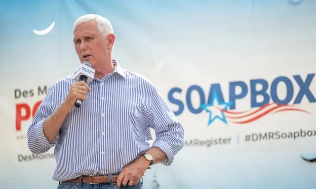 El candidato presidencial republicano, el ex vicepresidente Mike Pence, habla durante un mitin de campaña en el escenario Des Moines Register SoapBox de la Feria Estatal de Iowa, en Des Moines, Iowa, el 10 de agosto de 2023. (Brandon Bell/Getty Images)