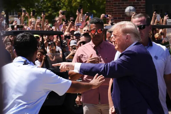 El expresidente Donald Trump llega a la Feria Estatal de Iowa, en Des Moines, Iowa, el 12 de agosto de 2023. (Madalina Vasiliu/The Epoch Times)
