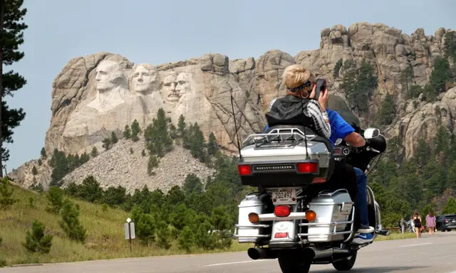 Un motociclista recorre la carretera al Monte Rushmore, cerca de Keystone, S.D., el 9 de agosto de 2021. (Scott Olson/Getty Images)

