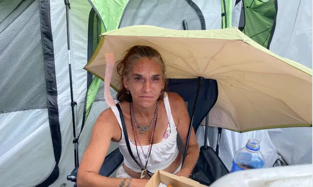 Danielle Boyle, de 39 años, comenzó a vivir en el campamento para personas sin hogar, Mass and Cass, en Boston hace 4 meses después de que la propiedad donde vivía en un remolque, en Revere, fuera vendida para un desarrollo inmobiliario. (Alice Giordano)
