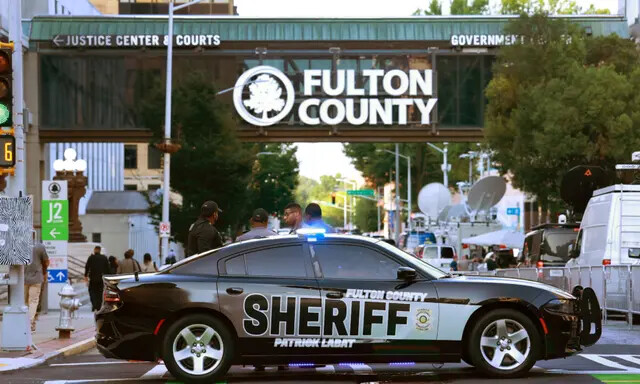 Oficiales del alguacil del condado de Fulton bloquean una calle frente al juzgado del condado de Fulton, en Atlanta, Georgia, el 14 de agosto de 2023. (Joe Raedle/Getty Images)
