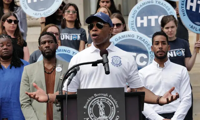El alcalde de la ciudad de Nueva York, Eric Adams, se dirige a los medios de comunicación en una manifestación en apoyo a los solicitantes de asilo, en la ciudad de Nueva York, el 15 de agosto de 2023. (Spencer Platt/Getty Images)
