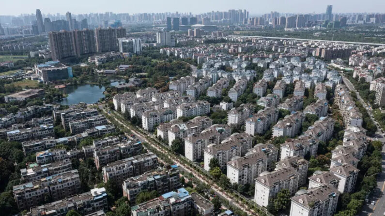 Una vista aérea muestra la comunidad Evergrande Changqing en Wuhan, provincia de Hubei, China, el 26 de septiembre de 2021. (Foto de Getty Images)