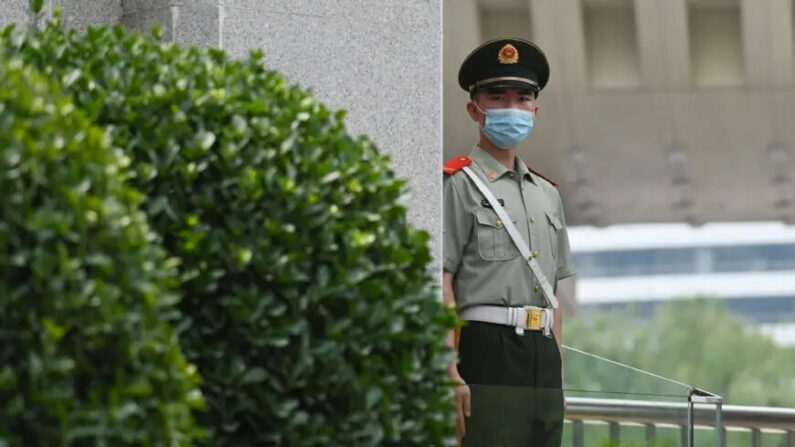 Un policía paramilitar hace guardia en la entrada del Ministerio de Relaciones Exteriores en Beijing, el 26 de julio de 2023. (Greg Baker/AFP vía Getty Images)