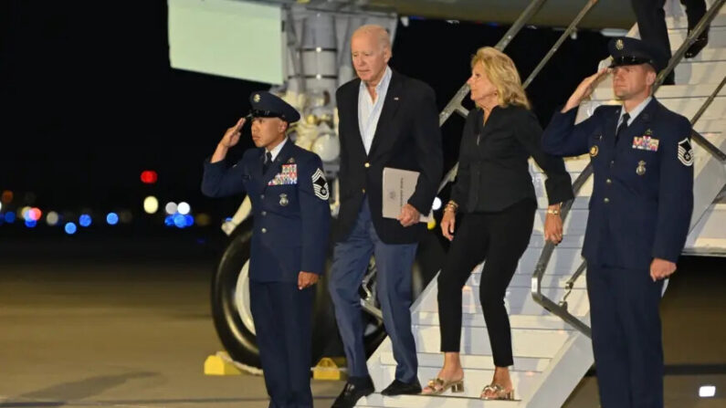 El presidente Joe Biden y la primera dama Jill Biden bajan del Air Force One al llegar al Aeropuerto Internacional Reno-Tahoe, Reno, Nevada, el 18 de agosto de 2023. (Mandel Ngan/AFP vía Getty Images)
