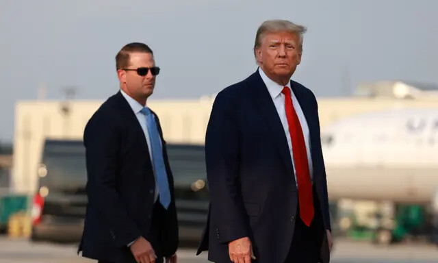 El expresidente Donald Trump llega al Aeropuerto Internacional Hartsfield-Jackson, de Atlanta, Georgia, el 24 de agosto de 2023. (Joe Raedle/Getty Images)