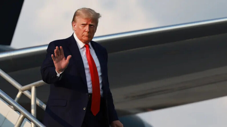 El expresidente Donald Trump llega al Aeropuerto Internacional Hartsfield-Jackson de Atlanta, Georgia, el 24 de agosto de 2023. (Joe Raedle/Getty Images)
