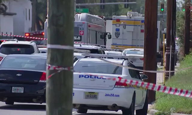 Coches de policía en el lugar de un tiroteo en Jacksonville, Florida, el 26 de agosto de 2023, en una captura de pantalla. (AFP vía Getty Images)

