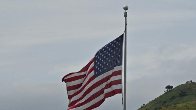 Una bandera estadounidense ondea sobre su embajada en Port Moresby, Papúa Nueva Guinea, el 19 de mayo de 2023. (Adek Berry/AFP vía Getty Images)
