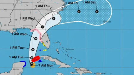 DeSantis emite alerta ante posible llegada de Idalia como huracán a Florida