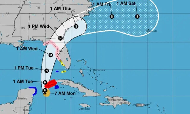 El Centro Nacional de Huracanes publicó su pronóstico para la trayectoria de la tormenta tropical Idalia el lunes 28 de agosto de 2023, mostrando que la tormenta se está convirtiendo en un huracán importante de categoría 3 antes de golpear algún lugar a lo largo de la costa del Golfo de Florida. (NOAA/NHC)
