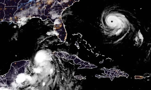 Imágenes satelitales de la NOAA del huracán Idalia fortaleciéndose en el Golfo a medida que avanza hacia el norte hacia Florida y el huracán Franklin de categoría 4 en el Atlántico (derecha), el 28 de agosto de 2023. (Captura de pantalla vía The Epoch Times/CIRA/RAMMB)
