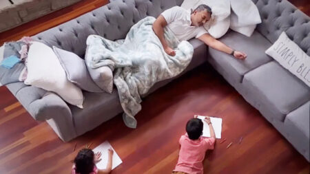 Un padre genial pide a sus hijos que le dibujen durmiendo para poder echarse una siesta.