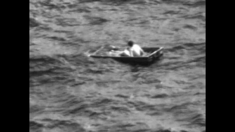 Un hombre que desapareció en una embarcación de 12 pies frente a la costa de Florida es visto momentos antes de ser rescatado el sábado en una imagen tomada de las filmaciones publicadas por la Guardia Costera de Estados Unidos. (Guardia Costera de Estados Unidos)