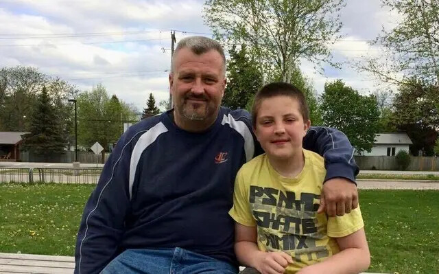 Dan Hartman y su hijo, Sean, quien falleció a los 17 años el 27 de septiembre de 2021. Sean fue vacunado contra el COVID-19 el 25 de agosto de 2021 porque quería poder seguir jugando al hockey. (Cortesía de Dan Hartman)
