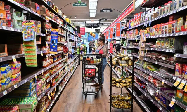 Una mujer compra comestibles en un supermercado en Monterey Park, California, el 19 de octubre de 2022. (Frederic J. Brown/AFP vía Getty Images)
