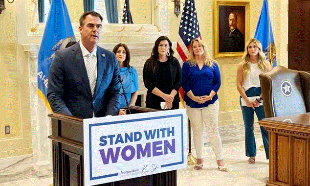 El gobernador de Oklahoma, Kevin Stitt, habla antes de promulgar una orden ejecutiva que define el sexo biológico y ordena a los organismos estatales que presten servicios basados en esa definición el 1 de agosto de 2023. (Cortesía de la Oficina del Gobernador de Oklahoma)