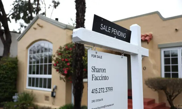 Un cartel de venta frente a una casa en San Anselmo, California, el 22 de marzo de 2023. (Justin Sullivan/Getty Images)