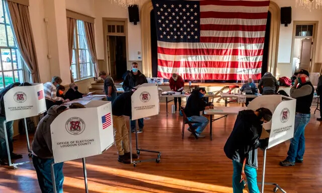 Votantes en un colegio electoral el día de las elecciones, en Hillsboro, Virginia, el 3 de noviembre de 2020. (ANDREW CABALLERO-REYNOLDS/AFP vía Getty Images)