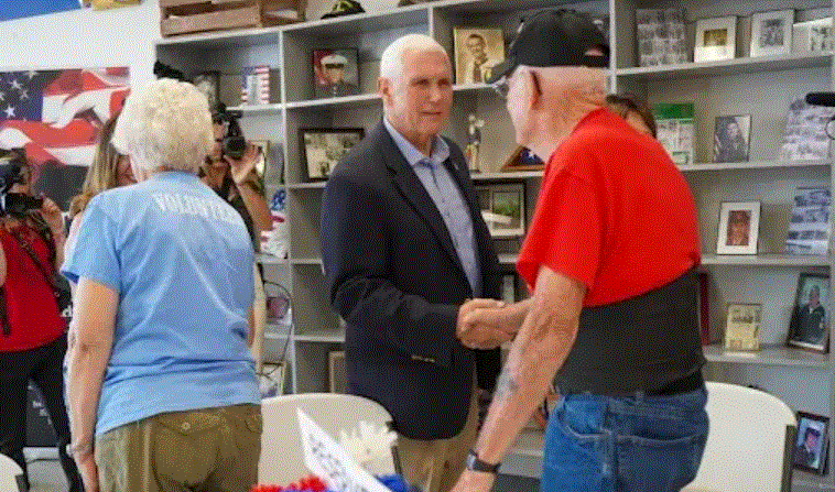 El exvicepresidente Mike Pence saluda a los veteranos en el Centro de Alcance para Veteranos de Quad Cities en Davenport, Iowa, el 10 de agosto de 2023 (Cortesía de Lexi Bramer)