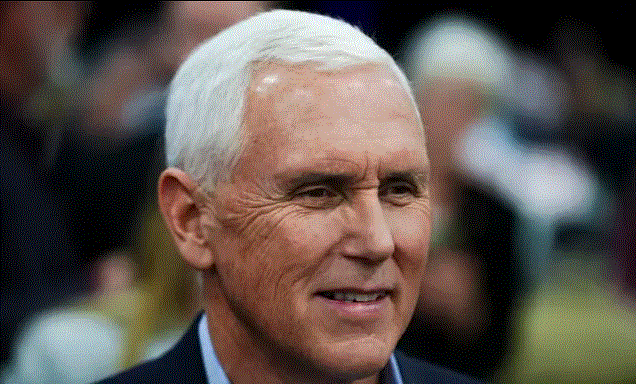 El exvicepresidente Mike Pence se reúne con invitados en la Coalición de Fe y Libertad de Iowa en Clive, Iowa, el 22 de abril de 2023. (Madalina Vasiliu/The Epoch Times)