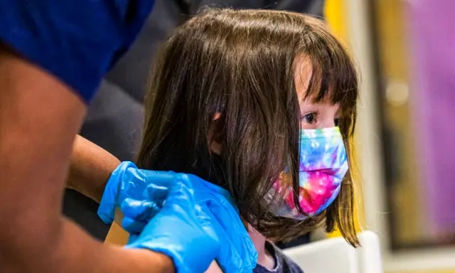 Una niña de 5 años recibe la vacuna contra el COVID-19 de Pfizer el 8 de noviembre de 2021. (Michael M. Santiago/Getty Images)