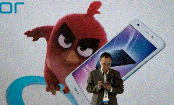 Un hombre utiliza su teléfono inteligente durante la Conferencia Global de Internet Móvil (GMIC) en el Centro Nacional de Convenciones de Beijing el 28 de abril de 2016. (Nicolas Asfouri/AFP/Getty Images)
