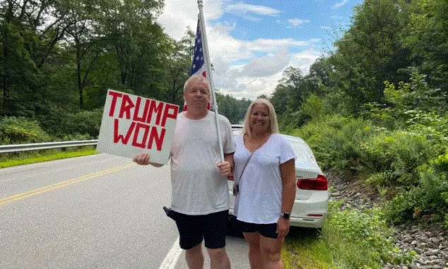 Jason Romblad y Karen Johnson, ambos de Rhode Island, se encontraban entre las más de 2300 personas que se congregaron en New Hampshire para escuchar hablar al candidato presidencial, el expresidente Donald Trump (Alice Giordano)