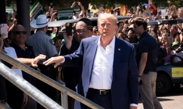El expresidente Donald Trump llega a la Feria Estatal de Iowa en Des Moines, Iowa, el 12 de agosto de 2023. (Madalina Vasiliu/The Epoch Times)