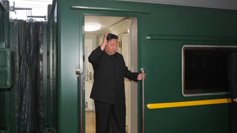 Una foto liberada por la agencia oficial de Corea (KCNA) muestra al líder coreano del norte Kim Jong-un tomando el tren blindado con destino a Rusia. EFE/EPA/KCNA