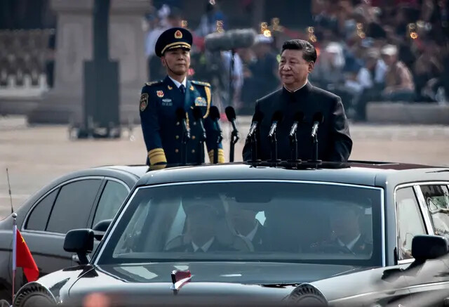 El presidente chino, Xi Jinping es,conducido en un coche después de inspeccionar a las tropas durante un desfile para celebrar el 70 aniversario de la fundación de la República Popular China en 1949, en la plaza de Tiananmen en Pekín el 1 de octubre de 2019. (Kevin Frayer/Getty Images)