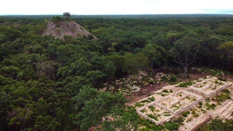Fotografía aérea que muestra los restos de un palacio y pirámide en la zona arqueológica de Kabah, el 10 de septiembre de 2023 en el municipio de Mérida, estado de Yucatán (México). EFE/Martha López