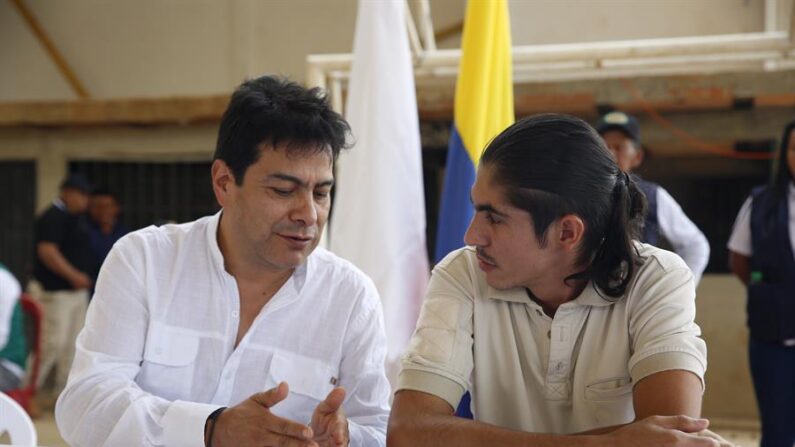 El alto comisionado para la paz en Colombia, Danilo Rueda (i), habla con Andrey Avendaño, delegado por el Estado Mayor Central de las disidencias de las FARC, el 19 de septiembre de 2023, en Suárez (Colombia). EFE/Ernesto Guzmán