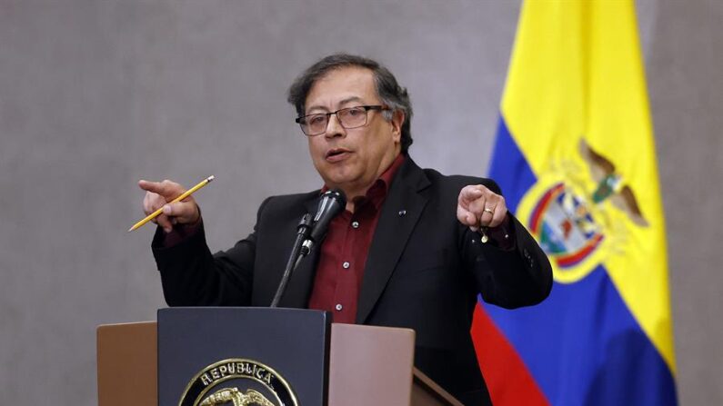 El presidente de Colombia Gustavo Petro habla en una intervención en el acto de reconocimiento del sindicalismo como sujeto de reparación colectiva, el 14 de septiembre de 2023 en el Hotel Hilton en Bogotá (Colombia). (EFE/ Mauricio Dueñas Castañeda)