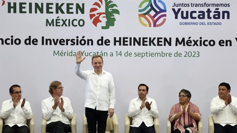 El director general de Heineken México, Guillaume Duverdier (3-i) saluda el 14 de septiembre de 2023 durante un acto protocolario en la ciudad de Mérida, estado de Yucatán (México). EFE/Lorenzo Hernández