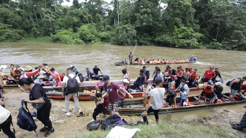 Migrantes son transportados en canoas en el sector de Lajas Blancas en el Darién (Panamá). Foto de archivo. EFE/Carlos Lemos
