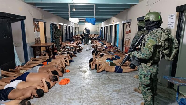 Fotografía cedida el 14 de septiembre de 2023 por la fuerzas Armadas de Ecuador donde se observa una intervención por parte de la policía y las Fuerzas Armadas, en la penitenciaría del Litoral, la cárcel más grande y poblada del país, en Guayaquil (Ecuador). EFE/Fuerzas Armadas de Ecuador
