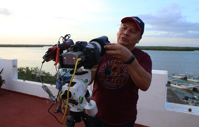 El astrofotógrafo Roberto Fernández prepara su equipo el 18 de septiembre de 2023 en la localidad de Río Lagartos, estado de Yucatán, México. EFE/Lourdes Cruz