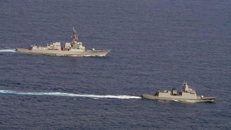 Vista de barcos de la Armada de EE.UU. y de Filipinas, que han navegado juntos por primera vez en aguas del Mar de China Meridional cercanas a la costa occidental filipina, donde Manila y Beijing se disputan la soberanía de varias islas. EFE/Ejército de Filipinas
