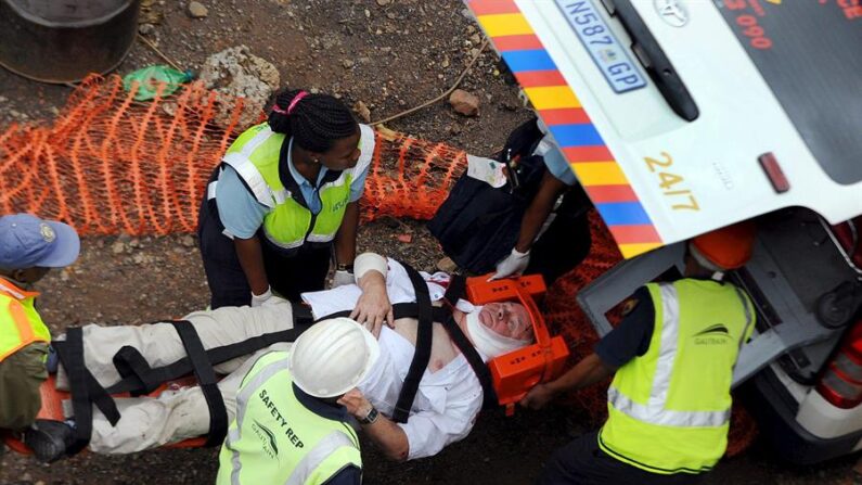 Fotografía de archivo de paramédicos suben a un sobreviviente a una ambulancia tras el accidente de un tren. EFE/str