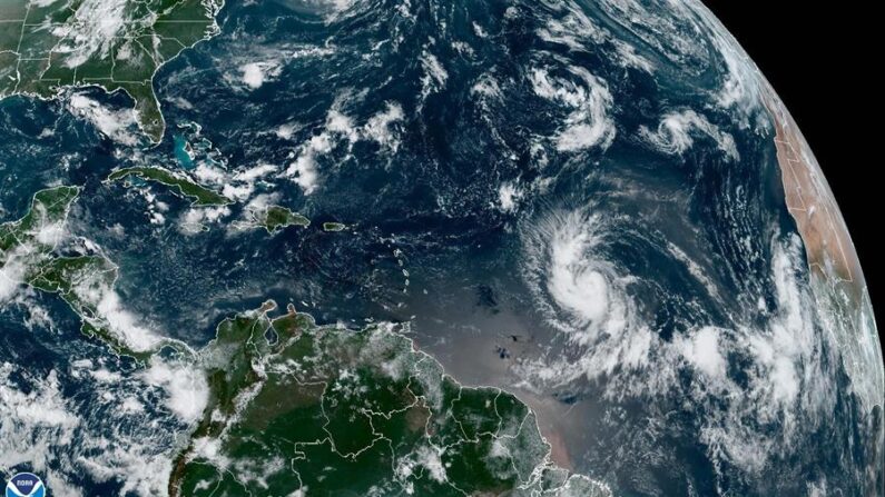 Fotografía satelital cedida el 5 de septiembre de 2023 por la Oficina Nacional de Administración Oceánica y Atmosférica (NOAA) a través del Centro Nacional de Huracanes (NHC) de Estados Unidos donde se muestra la localización de la tormenta tropical Lee por el Atlántico. EFE/NOAA-NHC