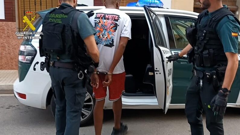 La Guardia Civil ha detenido a cuatro personas, tres hombres y una mujer, integrantes de un grupo criminal de sicarios que trató de matar a un empresario de la localidad de Puçol, en Valencia (España). EFE/ Guardia Civil